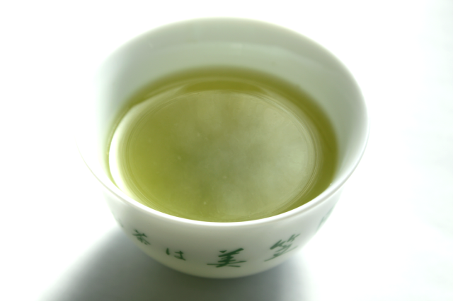 新芽の薫り摘み新茶の湯呑み入り